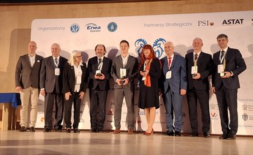 Laureaci Konkursu wrzaz z organizatorami. Czwarty z lewej dr inż. Kazimierz Kamuda.